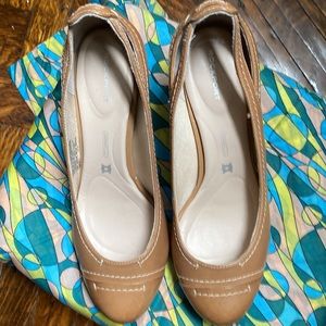 Neutral brown leather Rockport pumps with white top stitching.